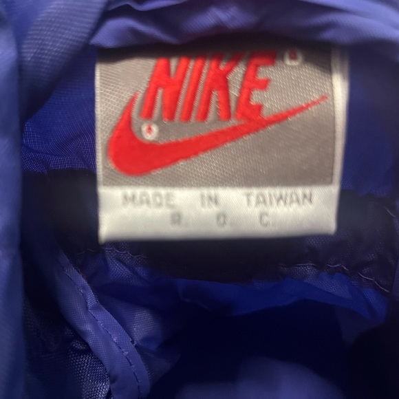 Vintage Nike Duffle Bag in a rich purple/navy with neon pink strap - Picture 3 of 9